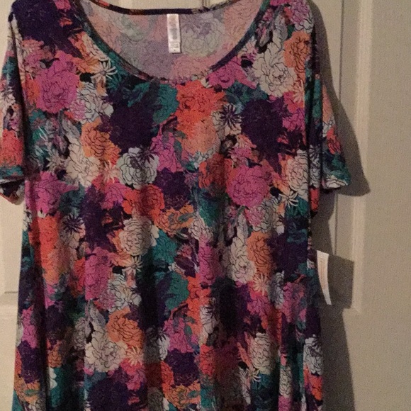 LuLaRoe Tops - LulaRoe Perfect Tee